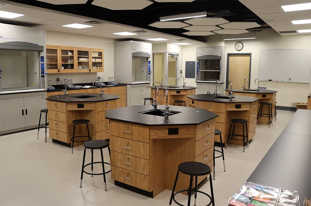 New science instruction labs at Thomas College