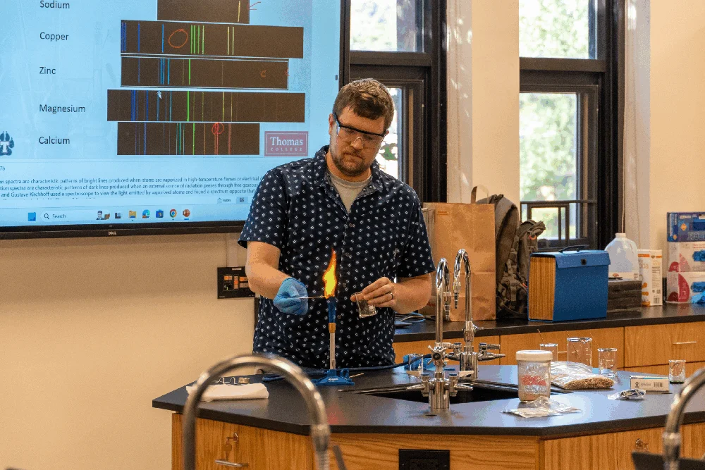 thomas college professor josh havelin teaching a chemistry lab