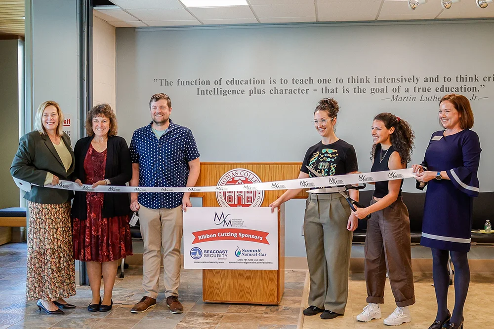 Faculty and Staff Cut the Ribbon for Thomas College's new science labs