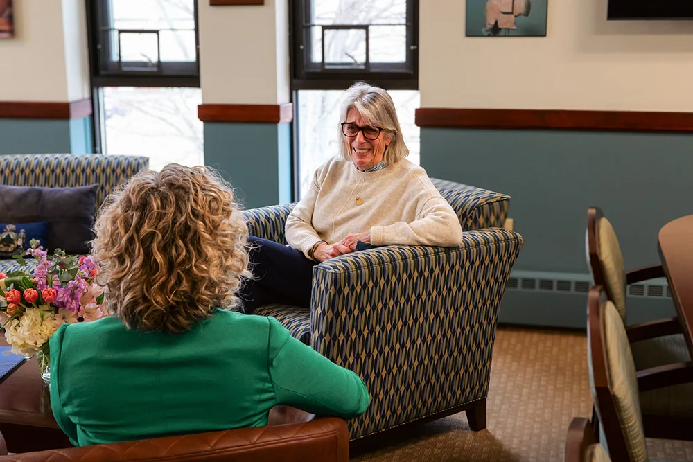 Laurah Brown visiting in the President's Office with President Jeannine Diddle Uzzi